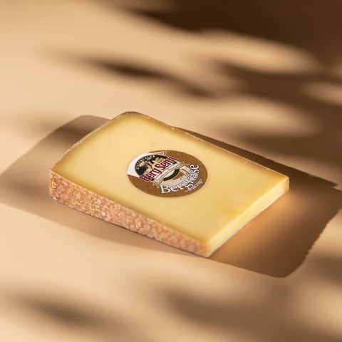 Tiroler Bergkäse direkt von der Sennerei, monatelang gereift