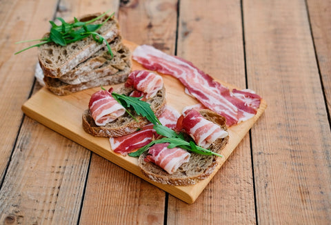 Speck schneiden: gegen die Faser, dünn genug