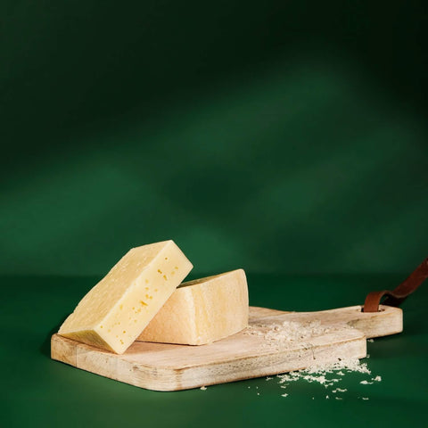Almlust: Der Käse, der den Almsommer im Laib trägt - TIROLISH