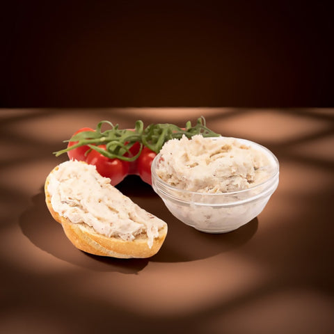 Grammelschmalz auf Brot mit Tomaten